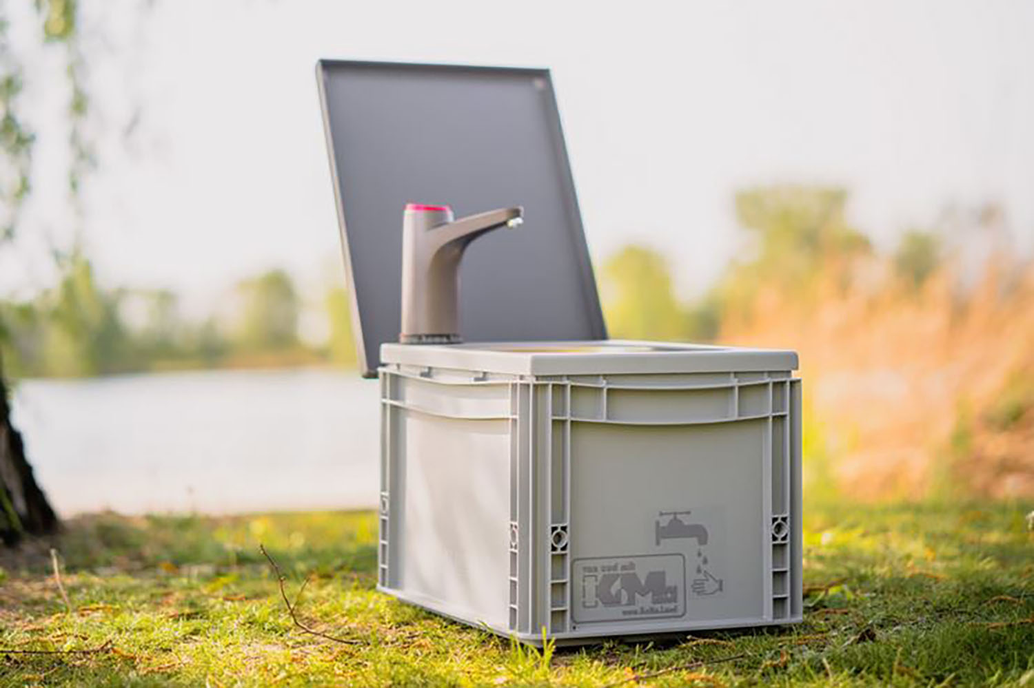 Box mit Wasserhahn, grau Box mit Wasserhahn, grau