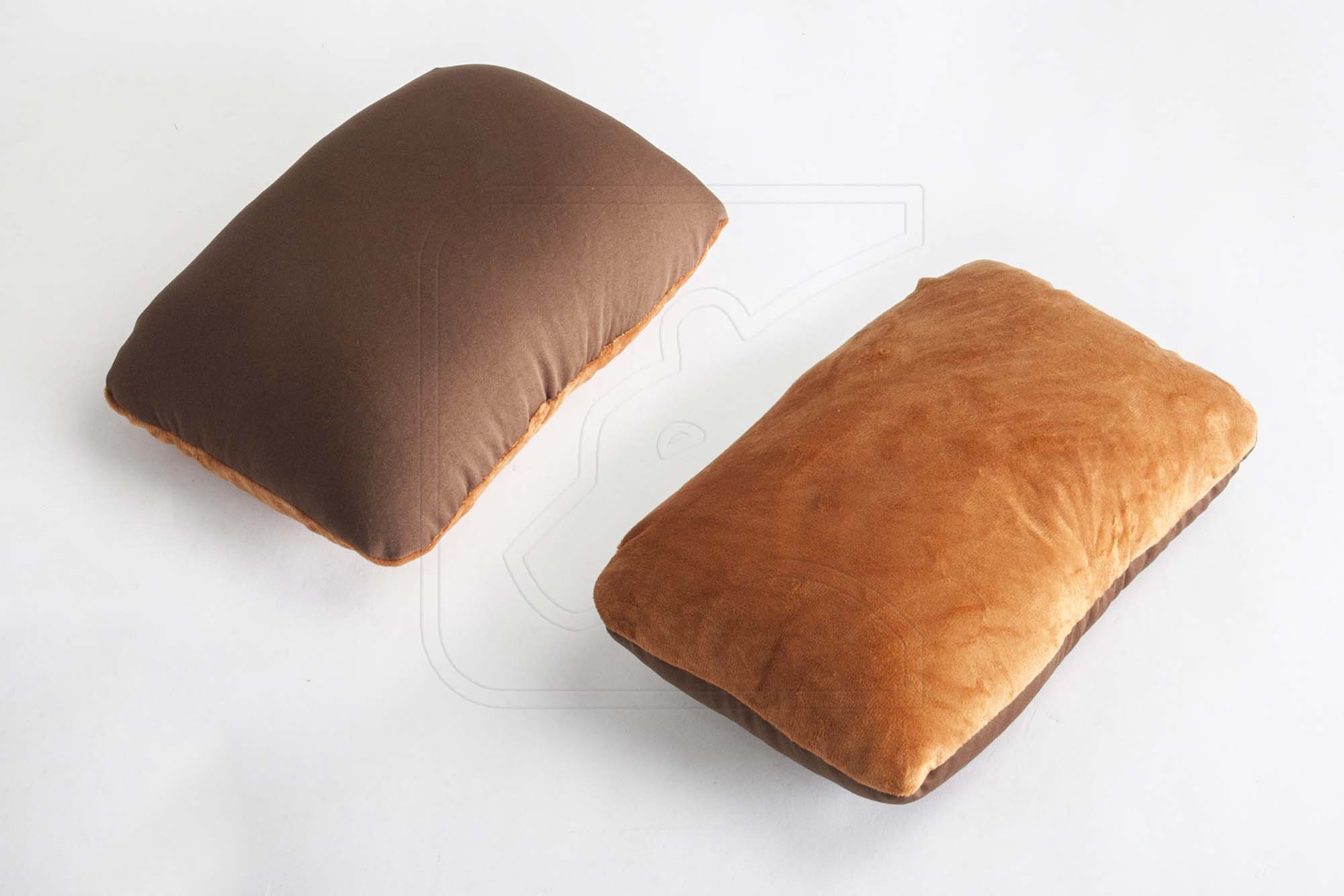 flauschiges Kissen und Kuschelbär in einem flauschiges Kissen und Kuschelbär in einem