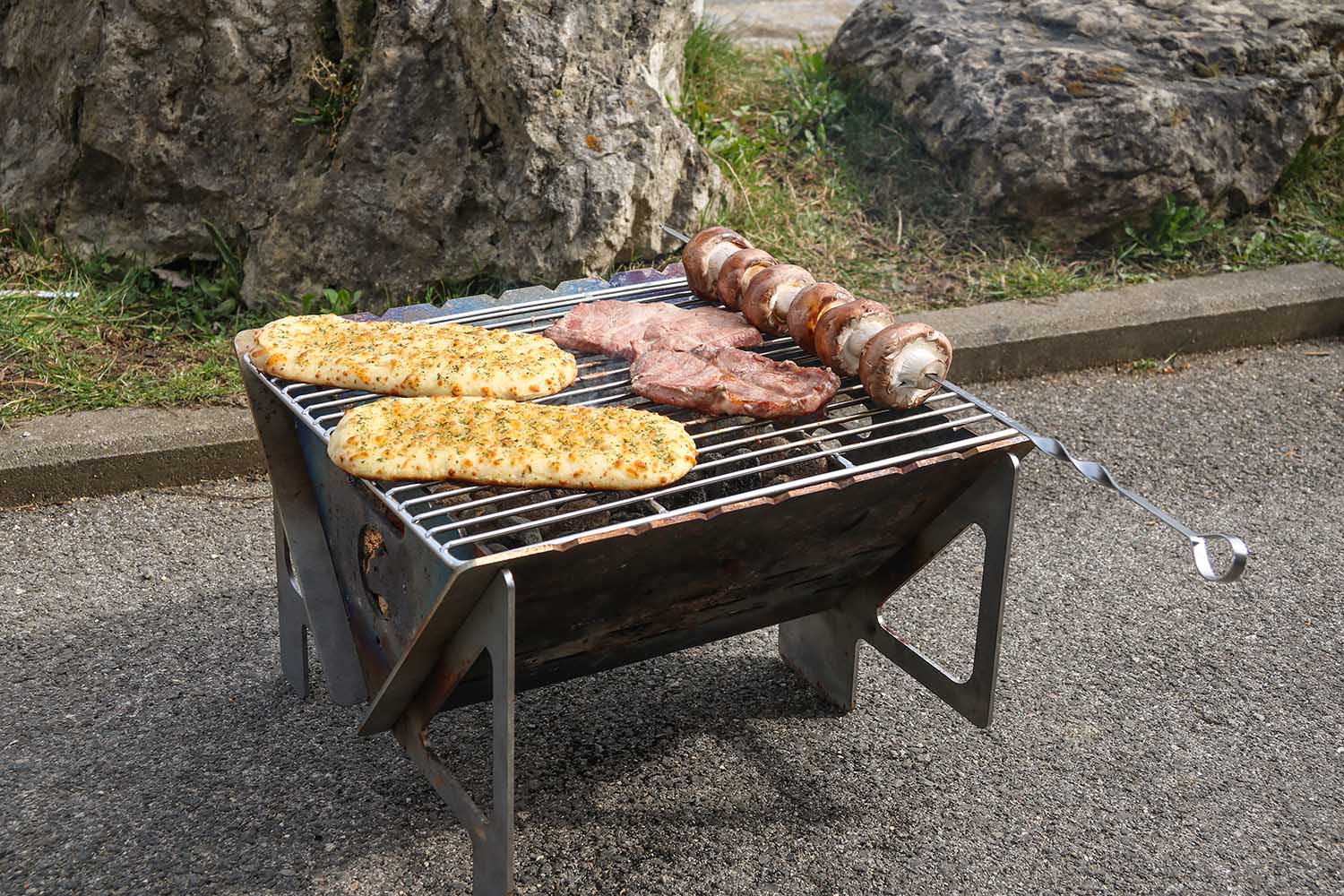 Grillspieß und Rost auf Carbon-Stahl Grill Grillspieß und Rost auf Carbon-Stahl Grill