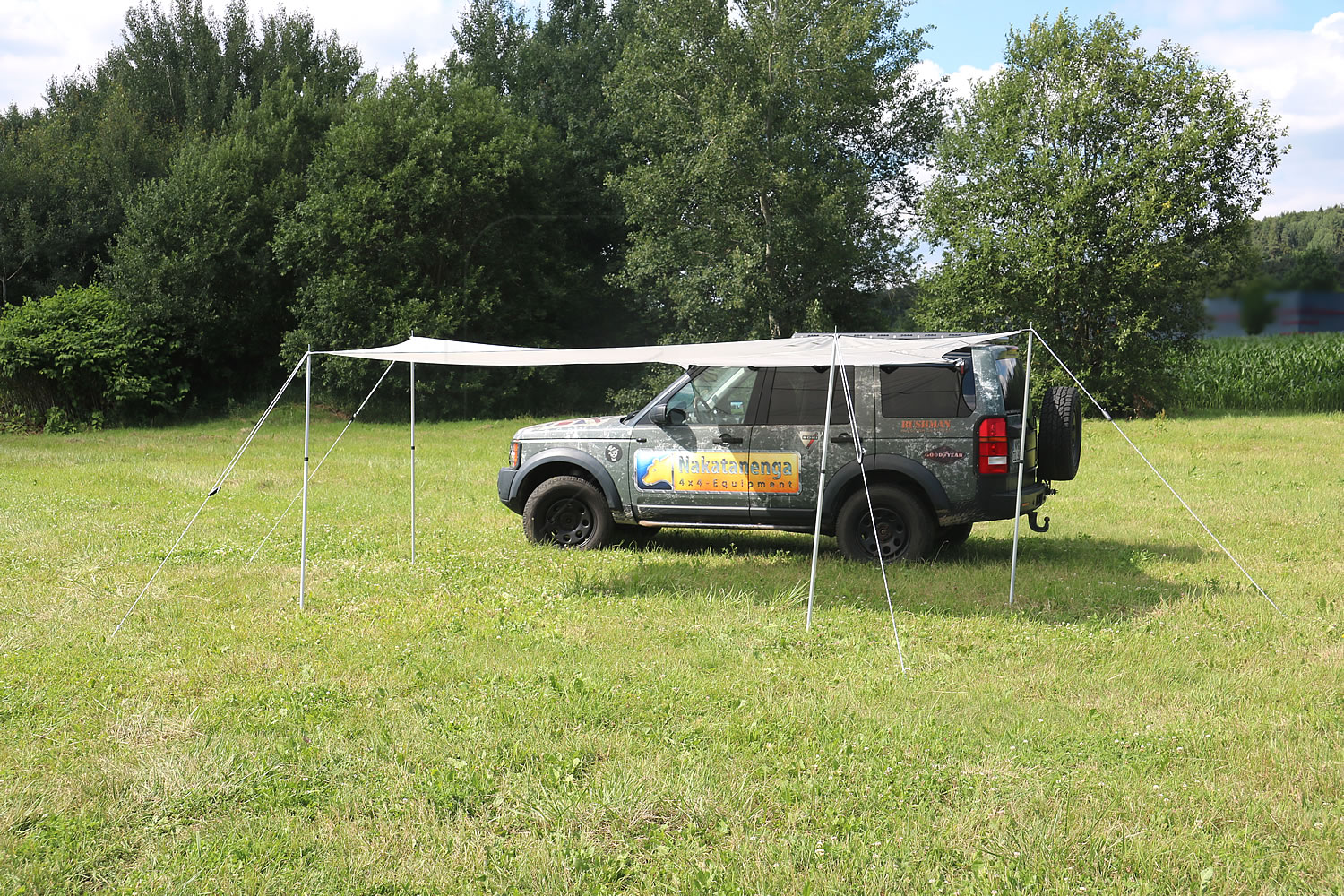 Nakatanenga Roof Lodge Tarp mit Teleskop-Stangen am Fahrzeug
