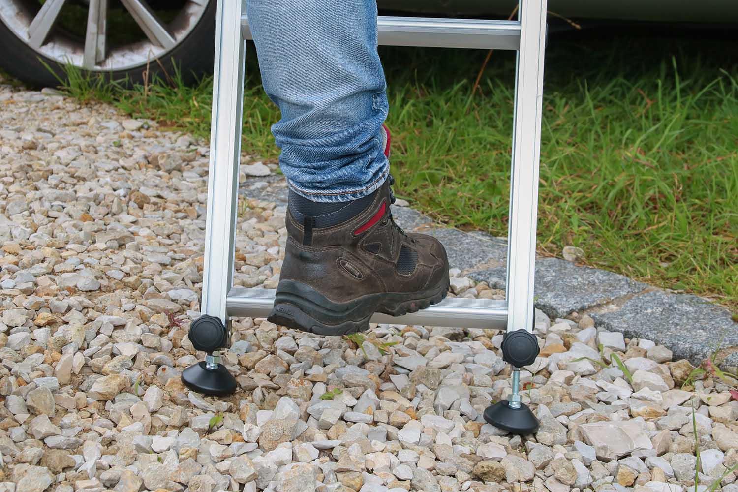 Dachzelt, Aluminium-Leiter mit Ausgleichsfüßen im Lieferumfang enthalten Dachzelt, Aluminium-Leiter mit Ausgleichsfüßen im Lieferumfang enthalten