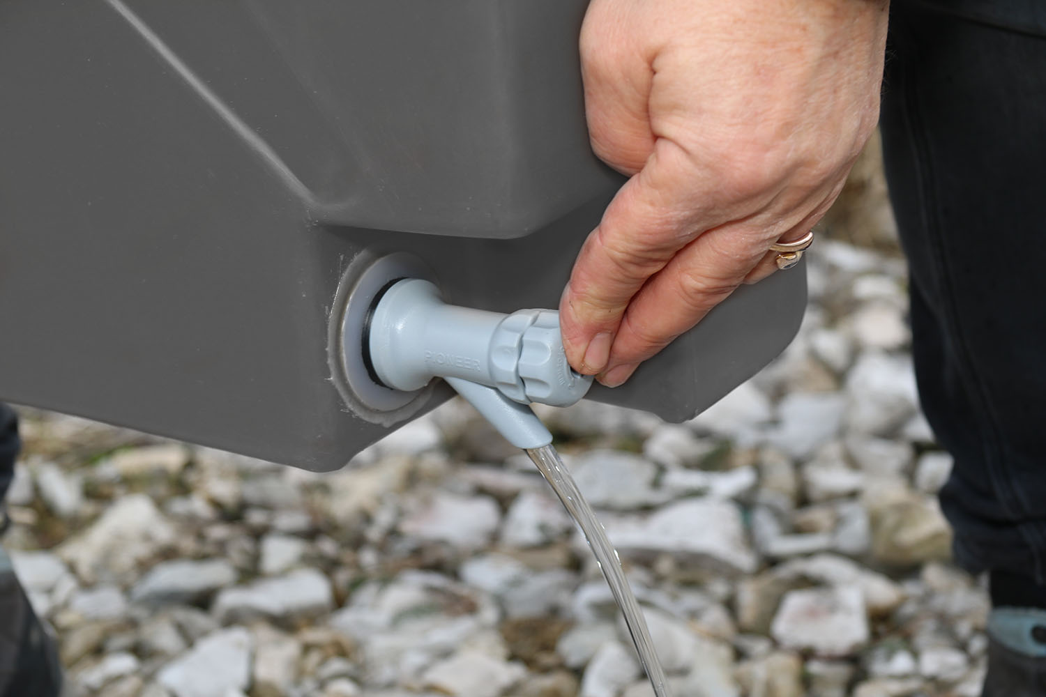 Kunststoffhahan, Wasser läuft durch drücken Kunststoffhahan, Wasser läuft durch drücken