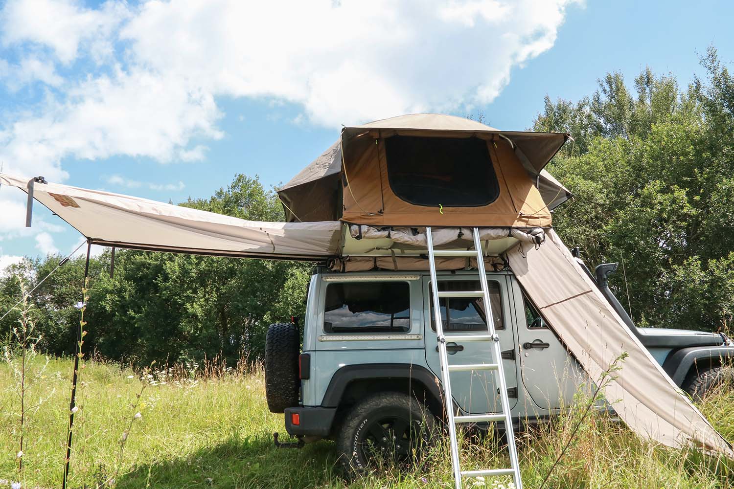 Dachzelt, funktionale Vorzelt, das auch als Markise/Tarp verwendet werden kann - einseitig ausgestellt