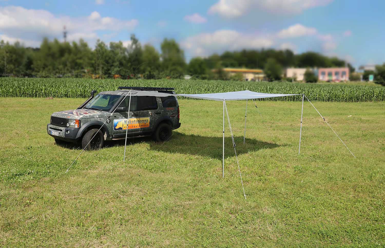 Roof Lodge Tarp mit Teleskop-Stangen am Offroadfahrzeug