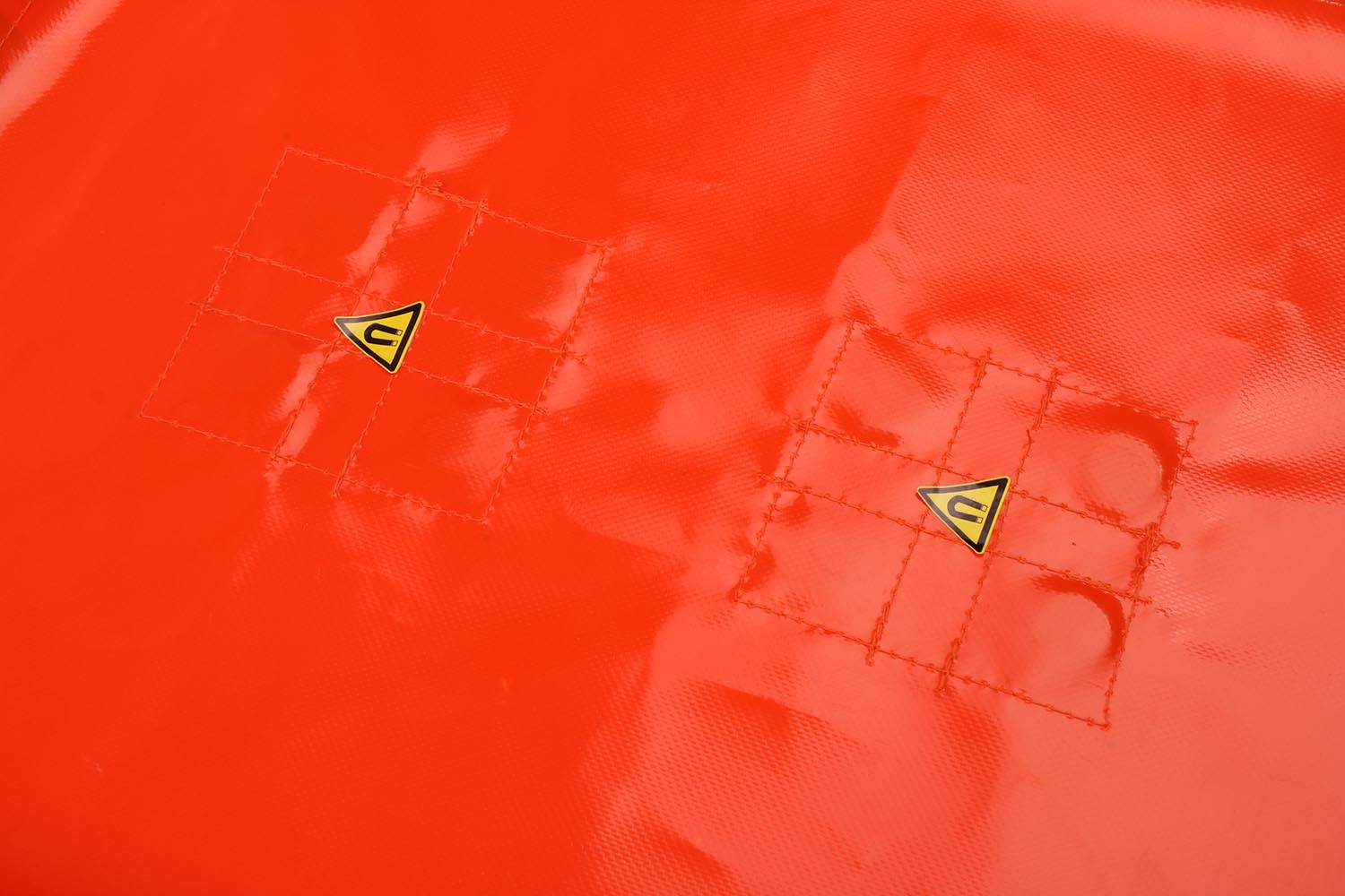 Werkzeugunterlage mit eingenähten Magneten, orange