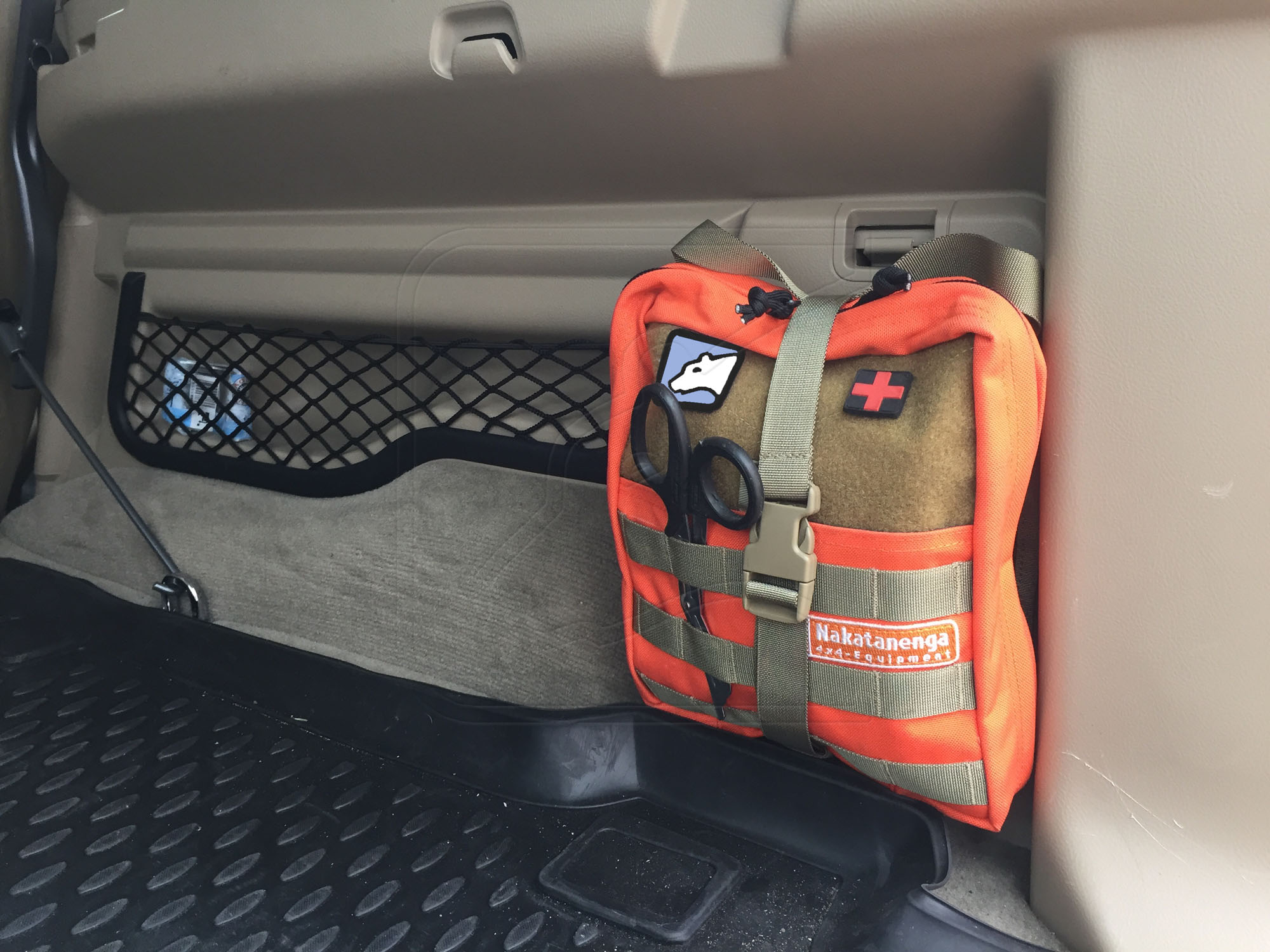 Anwendungsbeispiel, Erste-Hilfe-Tasche im Fahrzeug Anwendungsbeispiel, Erste-Hilfe-Tasche im Fahrzeug