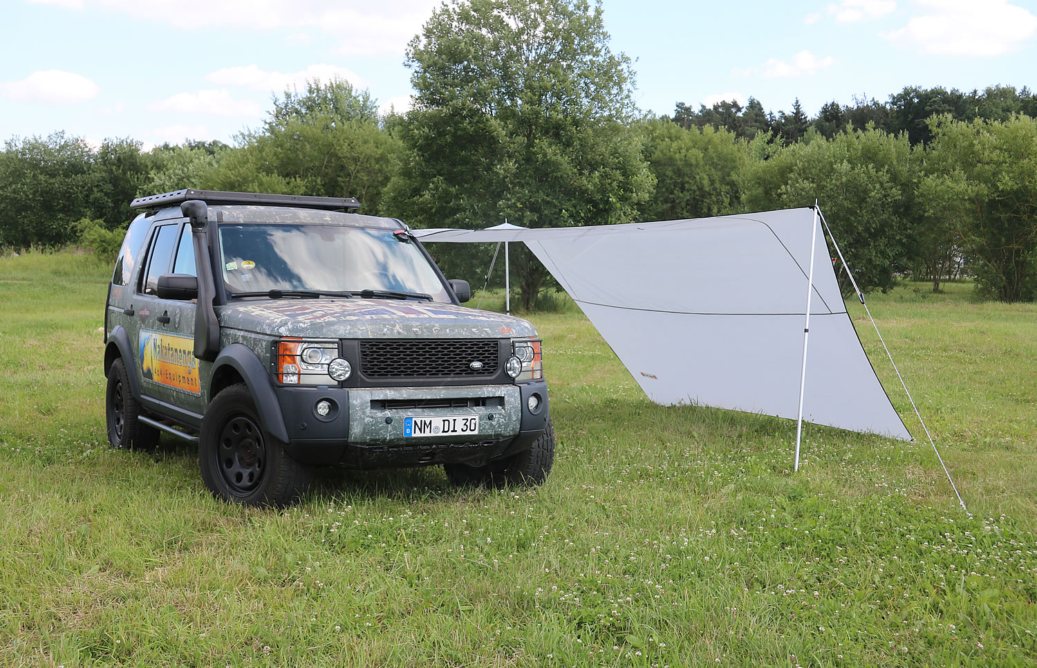 Roof Lodge Tarp mit Teleskopstangen am Offroad-Fahrzeug