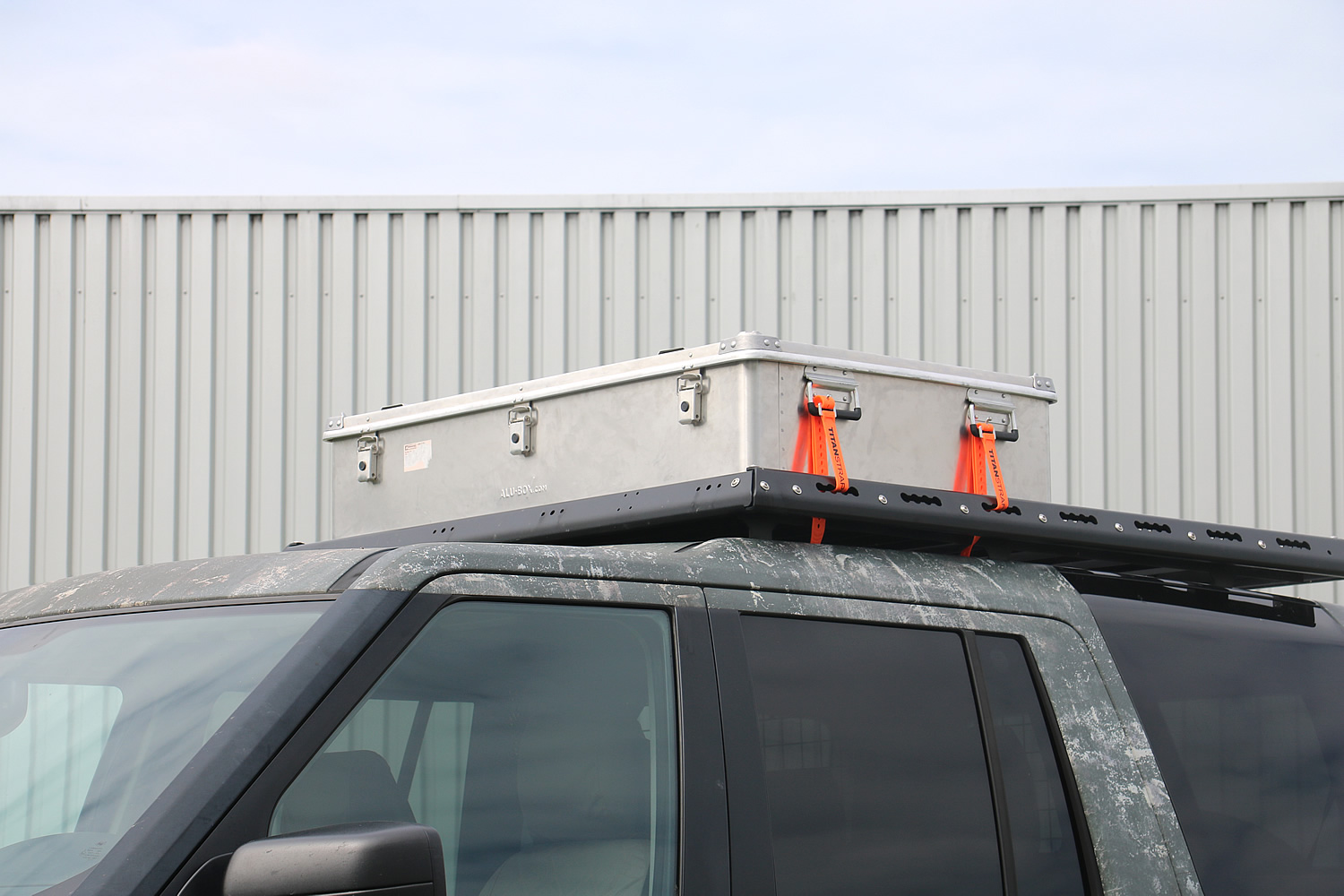 Detailaufnahme, Alubox Pro 198 Liter, befestigt auf Dachträger Detailaufnahme, Alubox Pro 198 Liter, befestigt auf Dachträger