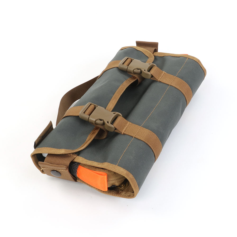 seitliche Ansicht der Rolltasche, mit praktischen Steckschließen seitliche Ansicht der Rolltasche, mit praktischen Steckschließen