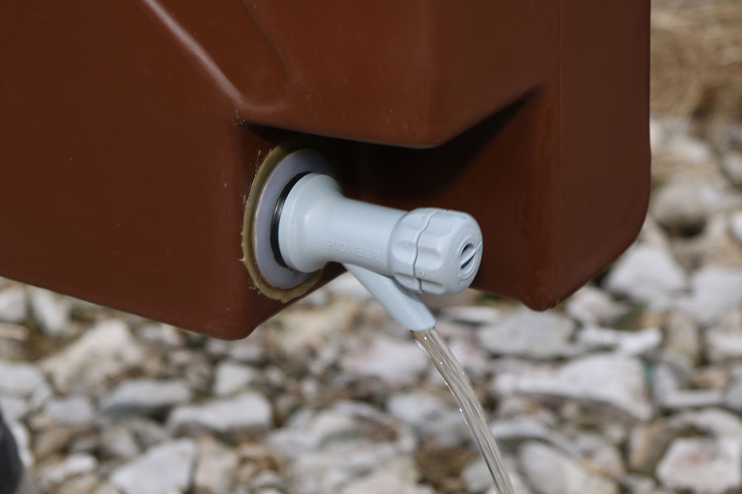 Kunststoffhahn, Wasser läuft auch ohne drücken Kunststoffhahn, Wasser läuft auch ohne drücken