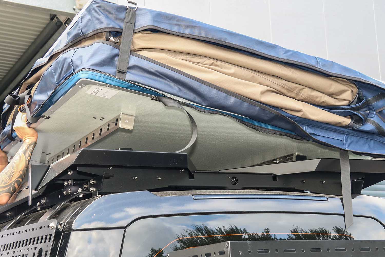 Schienen von der Bodenplatte werden in die Schienen am CargoBear eingepasst Schienen von der Bodenplatte werden in die Schienen am CargoBear eingepasst