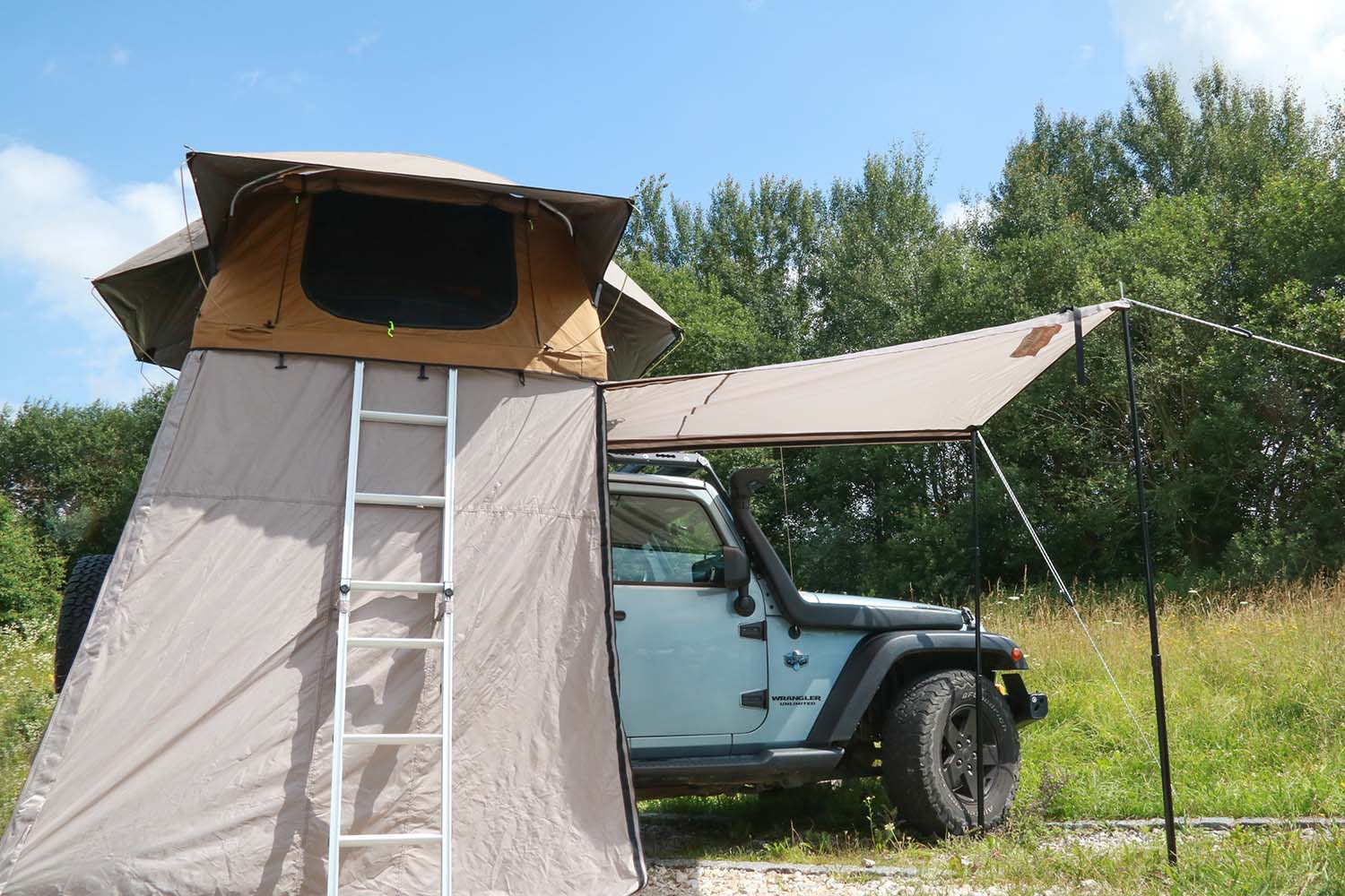 Dachzelt mit funktionalem Vorzelt, das auch als Markise/Tarp verwendet werden kann - einseitig ausgestellt