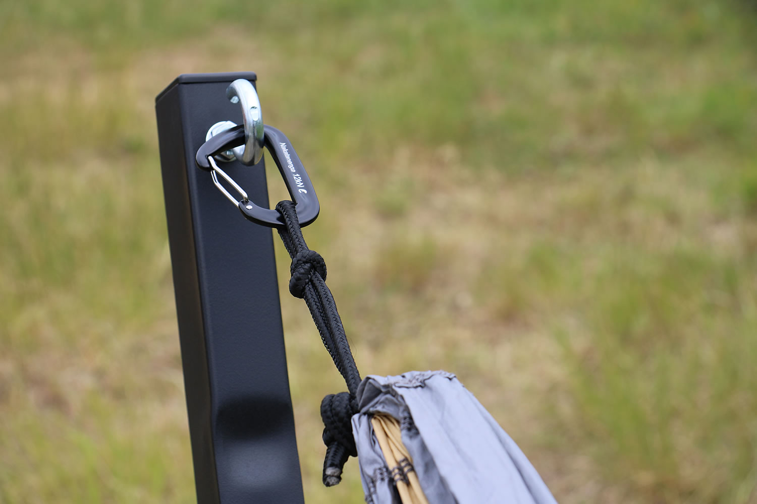 Hängematte mit stabilden Karabinerhaken Hängematte mit stabilden Karabinerhaken