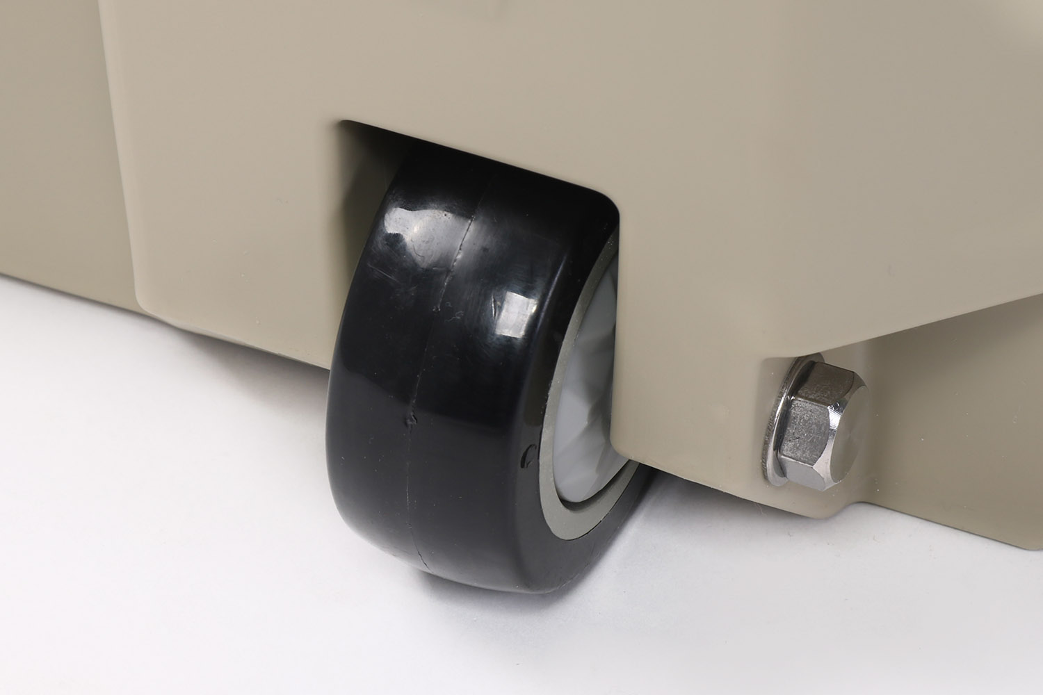 Detailaufnahme, Rolle seitlich, Transportbox 160 Liter, sandfarben