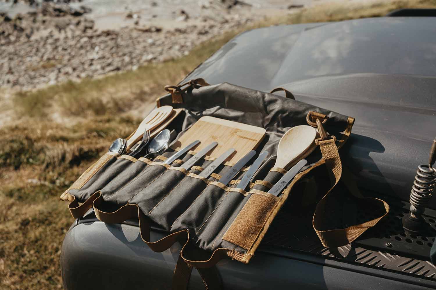 Tasche mit Kochutensilien, Kochlöffel, Schneidbrett, Besteck und Messer Tasche mit Kochutensilien, Kochlöffel, Schneidbrett, Besteck und Messer