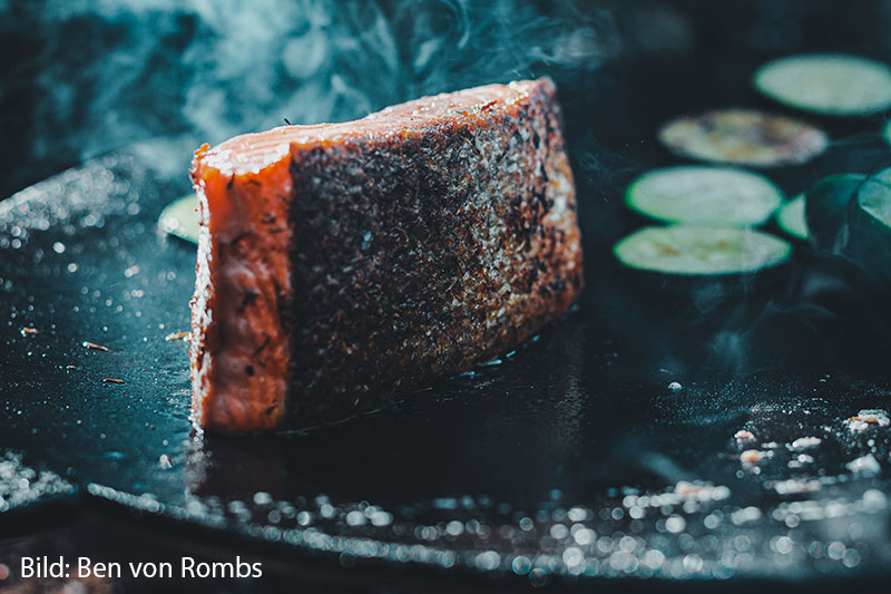 Braten auf Grillplatte, Camping, Outdoor kochen Braten auf Grillplatte, Camping, Outdoor kochen